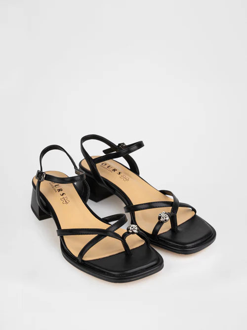 Sandalias negras decoradas con piedras