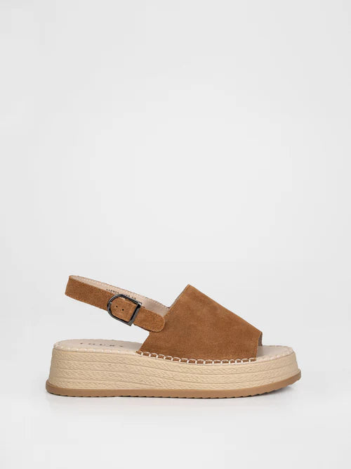 Sandalias en color marrón sobre plataforma de mimbre.
