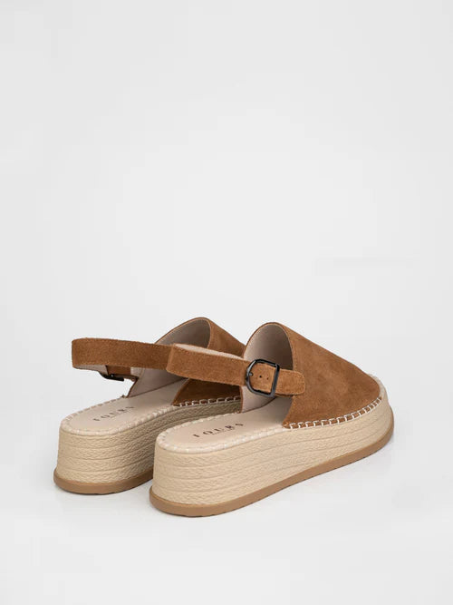 Sandalias en color marrón sobre plataforma de mimbre.