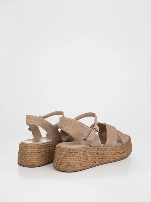 Sandalias de plataforma tejidas en beige