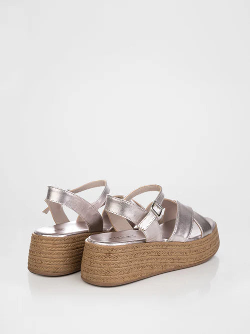 Sandalias en color rosa y plata con plataforma tejida.