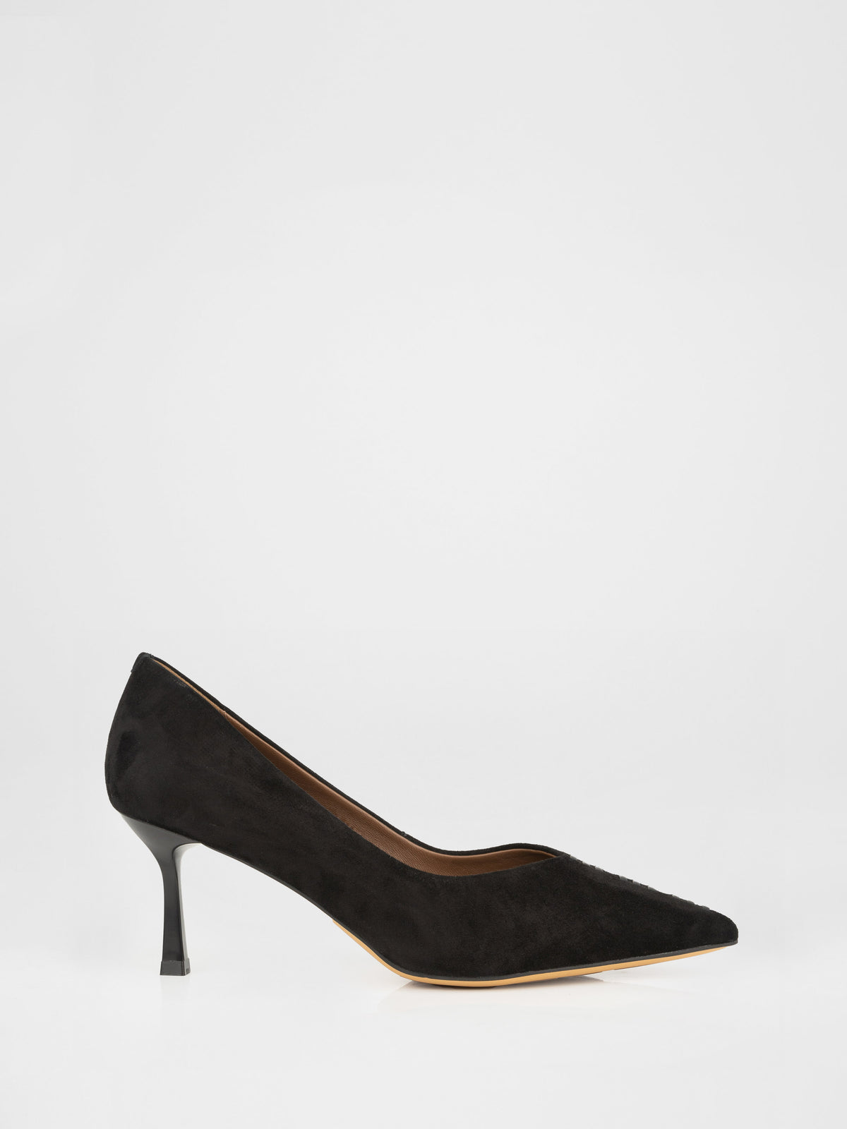 Zapatos de salón de ante negro con pespuntes