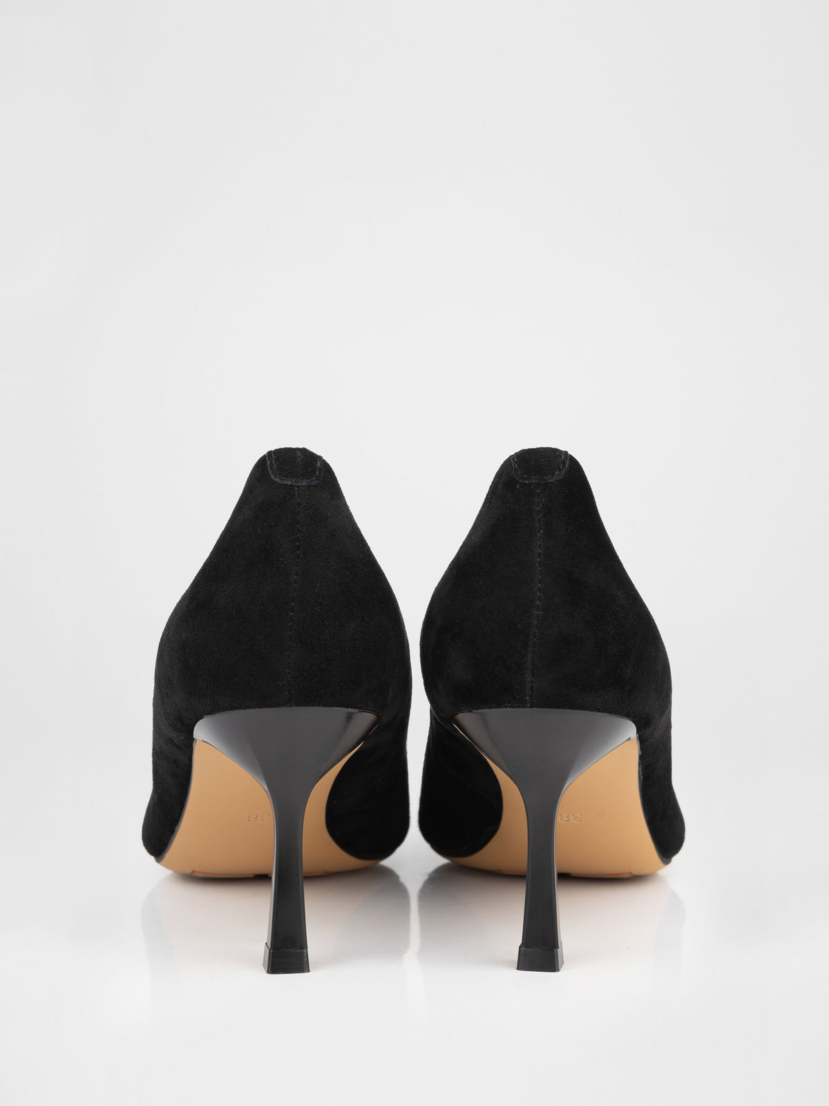 Zapatos de salón de ante negro con pespuntes