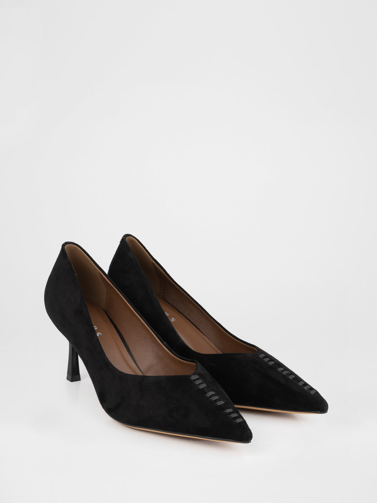 Zapatos de salón de ante negro con pespuntes