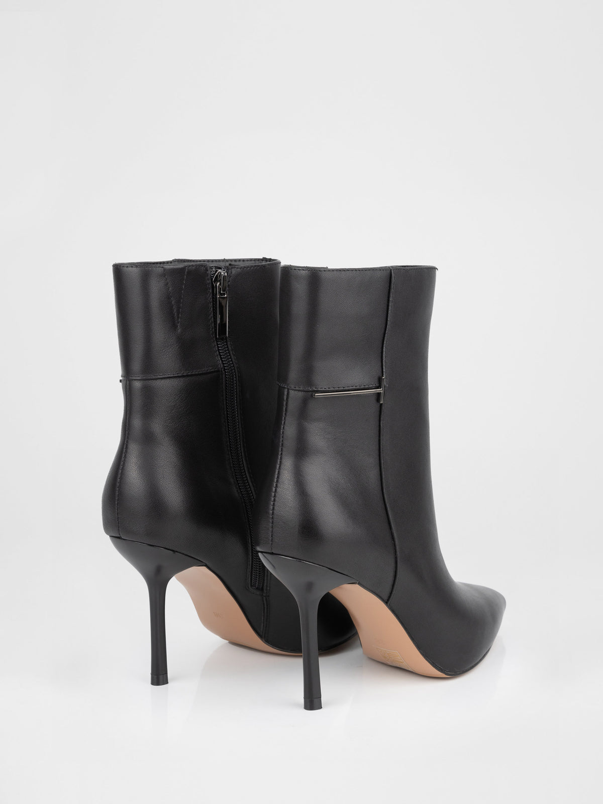 Botines de tacón de aguja de piel negra