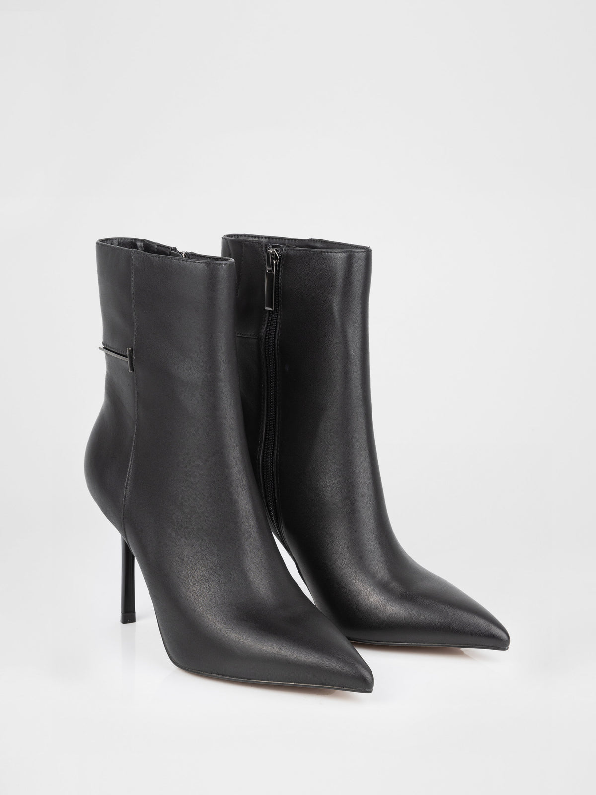 Botines de tacón de aguja de piel negra
