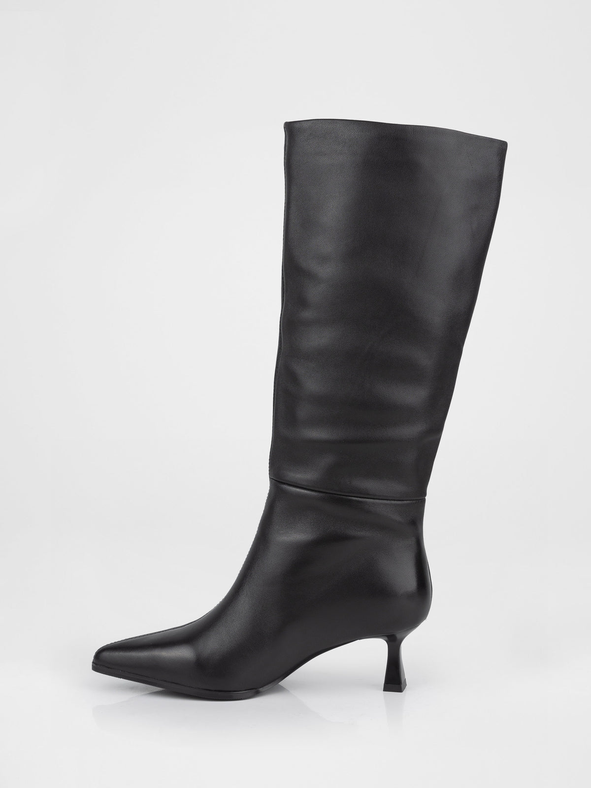 Botas altas de piel negra con pliegues suaves