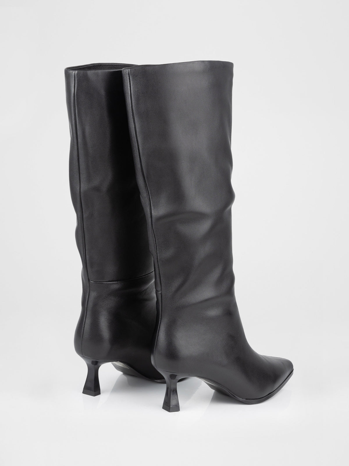 Botas altas de piel negra con pliegues suaves