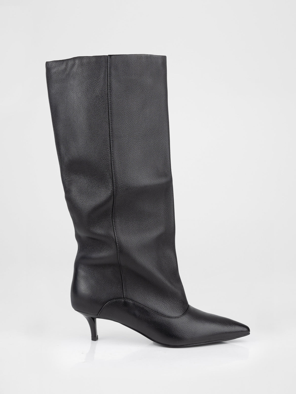 Botas altas de piel negra con tacón kitten