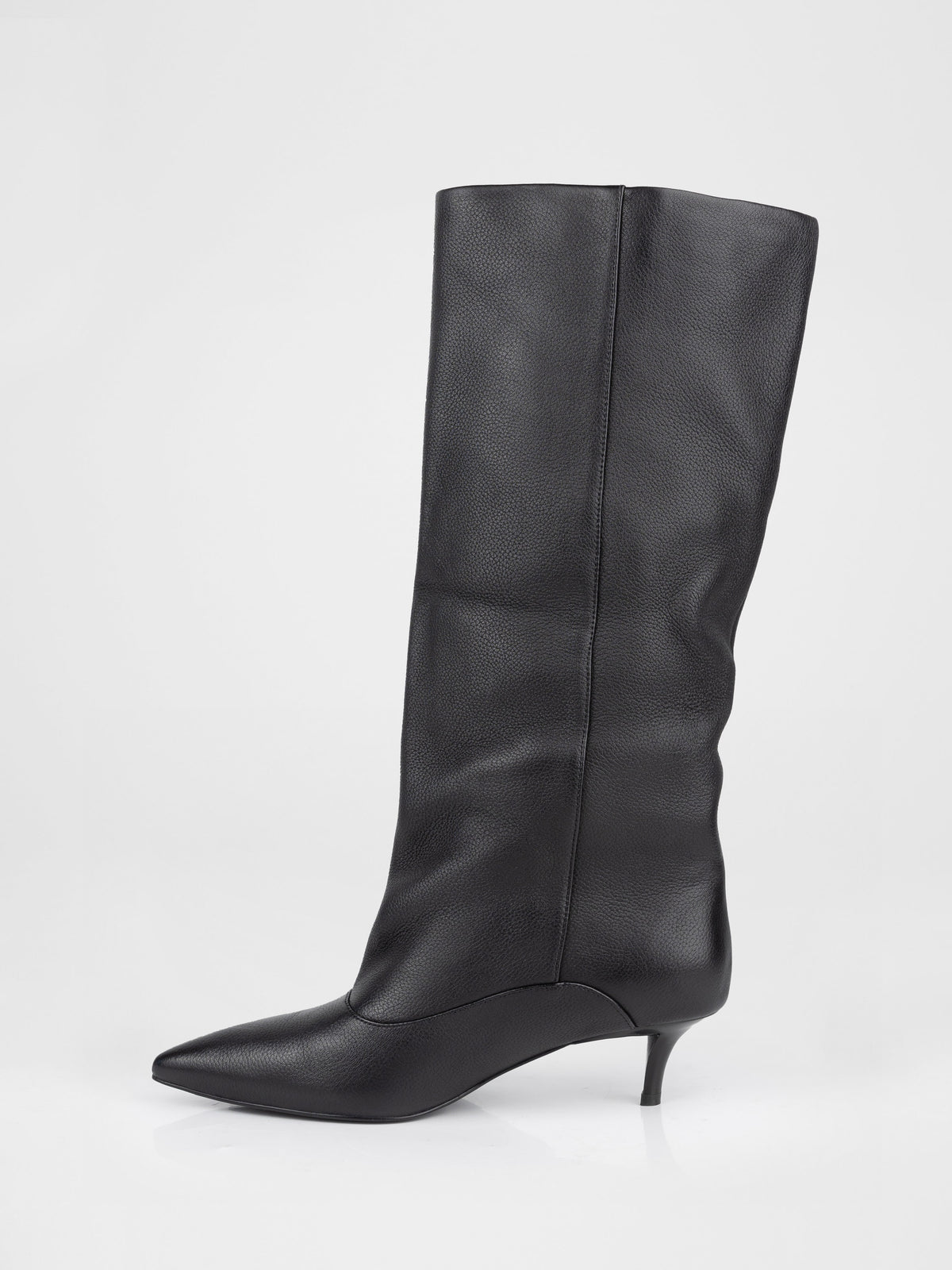 Botas altas de piel negra con tacón kitten