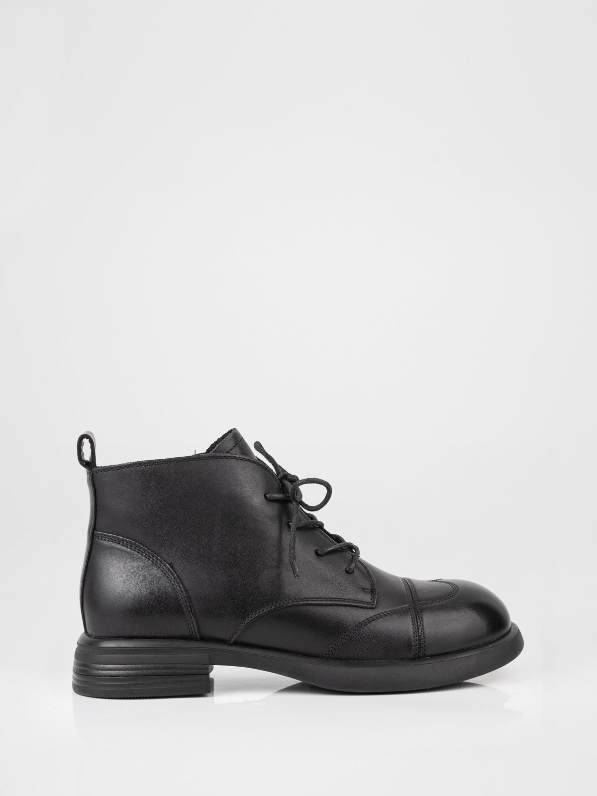 Botines con cordones de piel negra