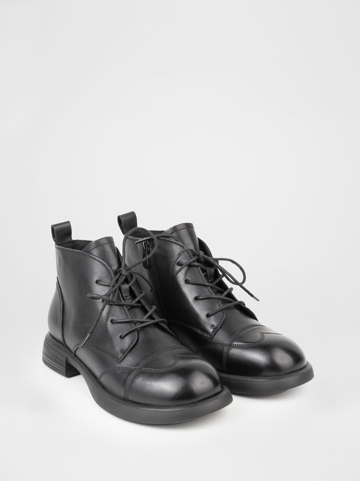 Botines con cordones de piel negra