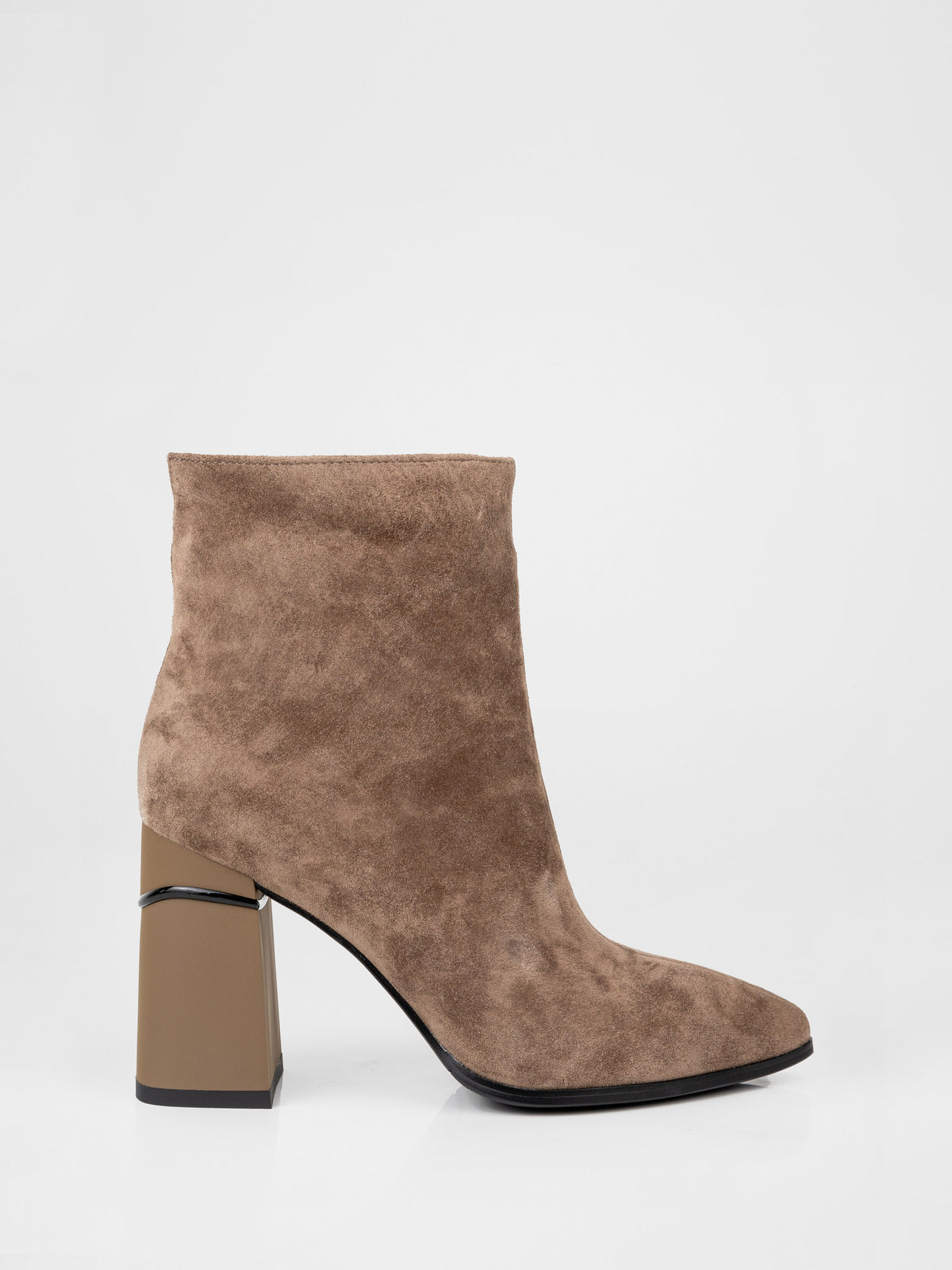 Botines de ante beige con tacón geométrico