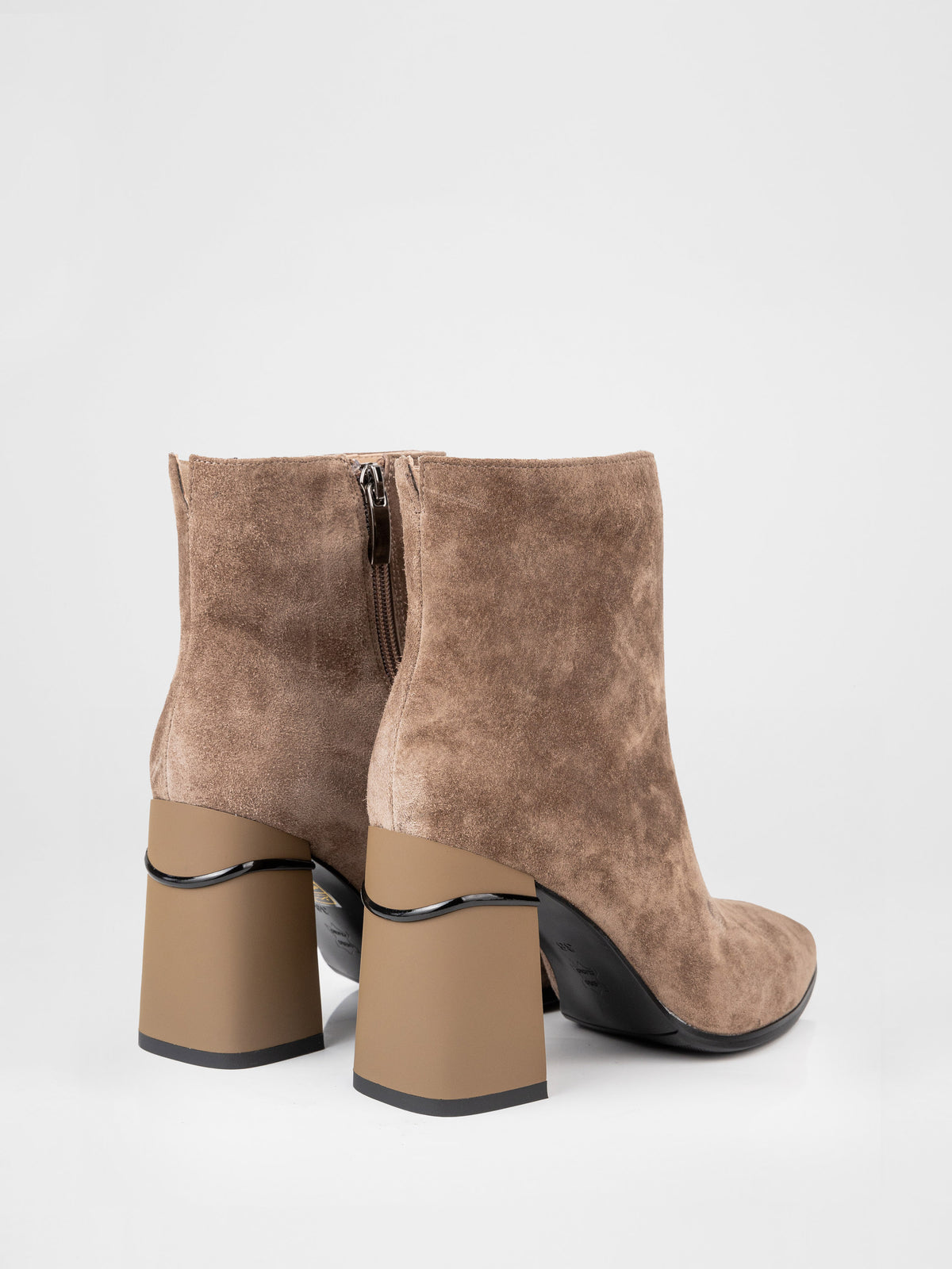 Botines de ante beige con tacón geométrico