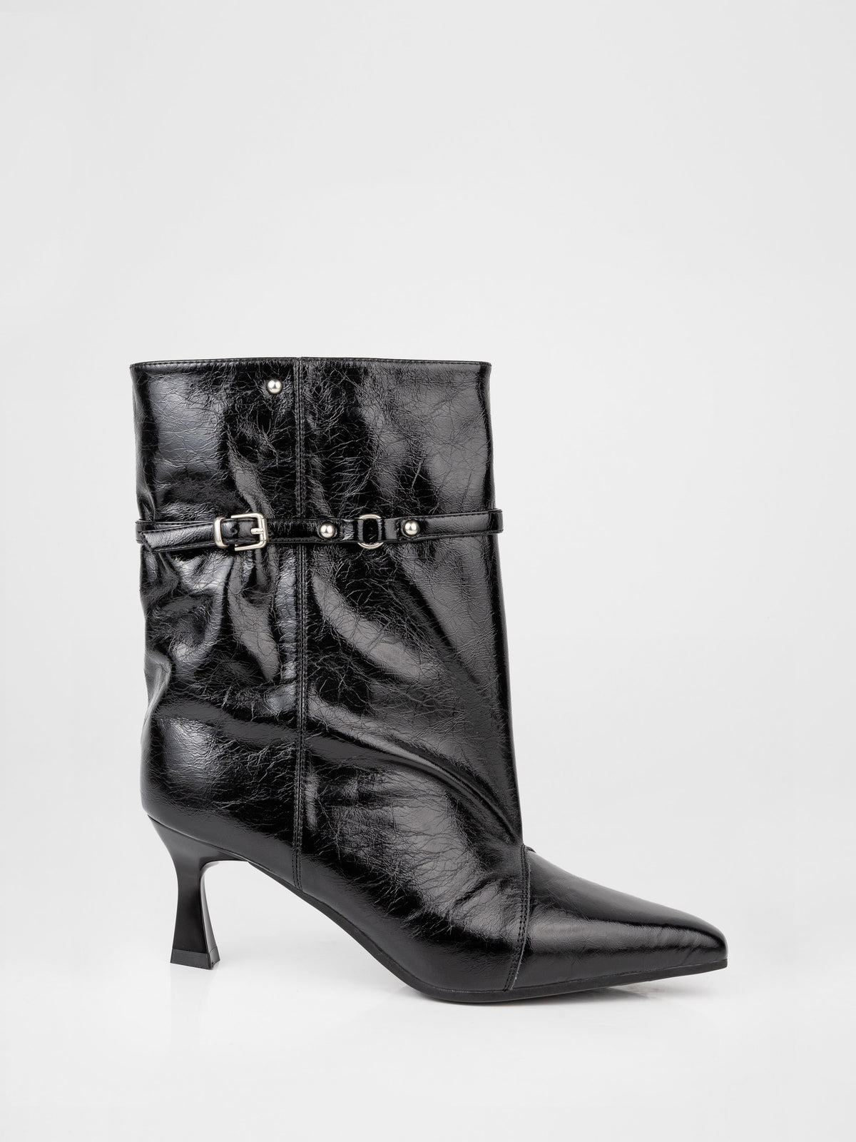 Botines de charol negro texturizado con hebillas