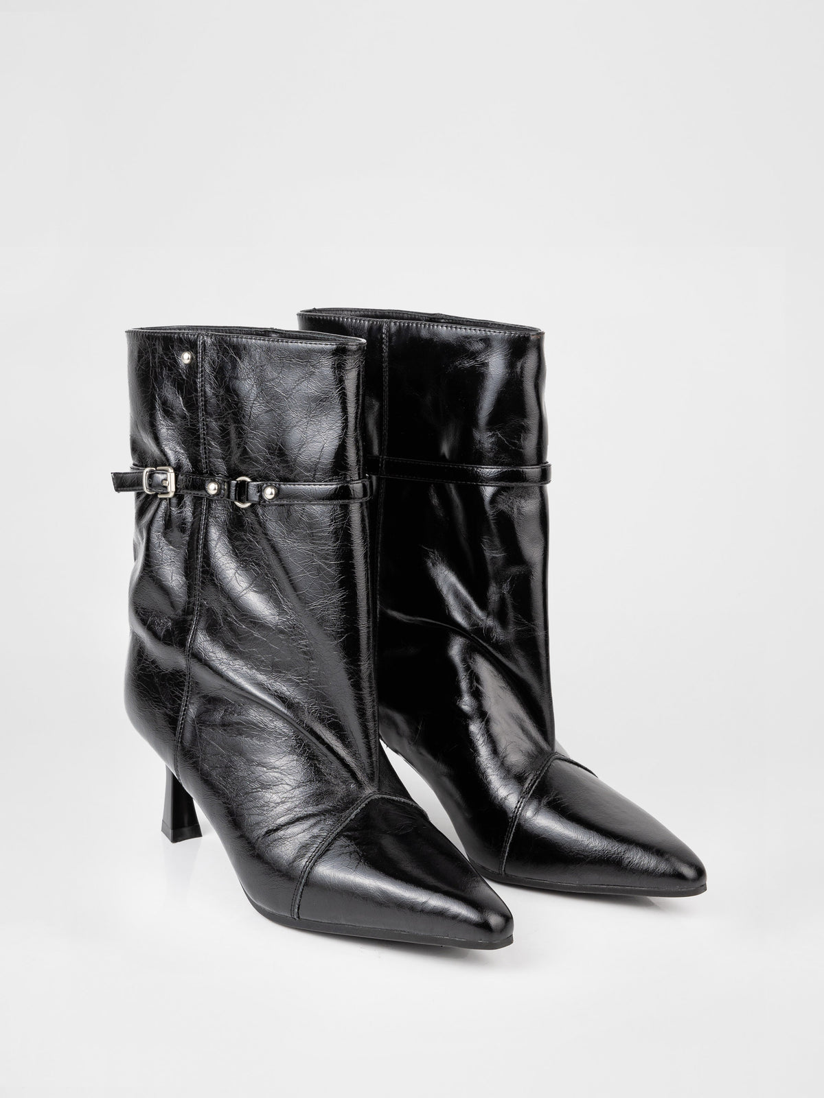 Botines de charol negro texturizado con hebillas