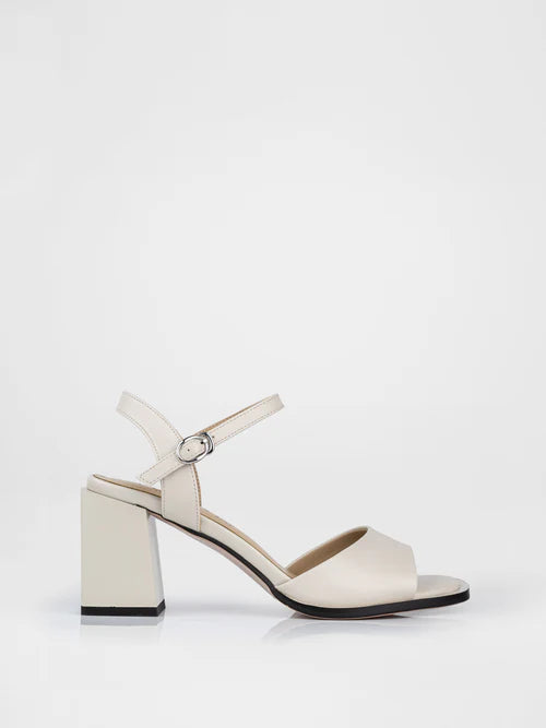 Sandalias con tacones en color leche