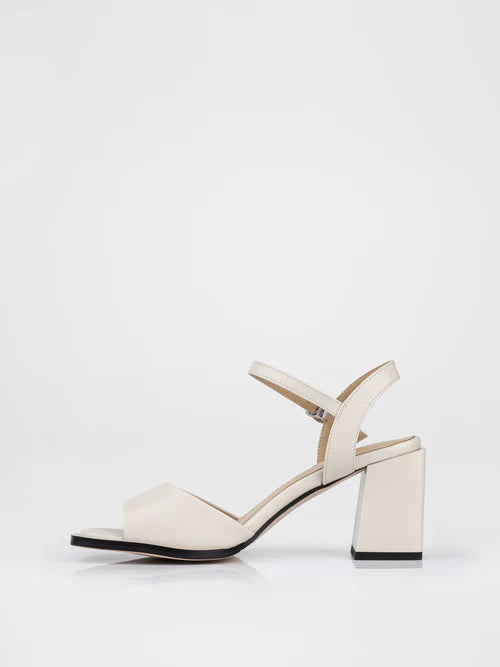 Sandalias con tacones en color leche