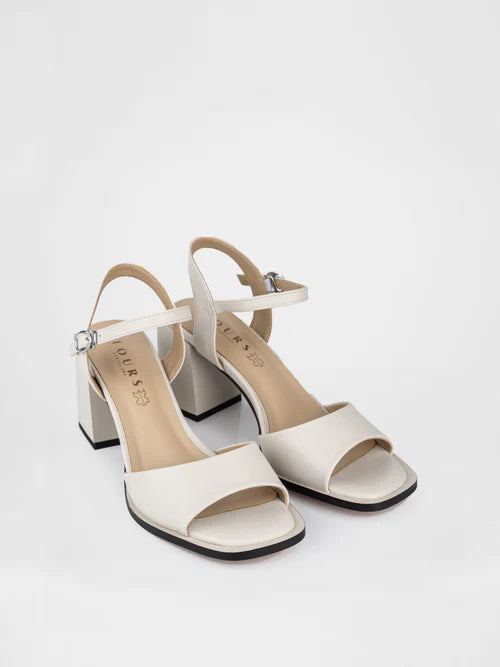 Sandalias con tacones en color leche
