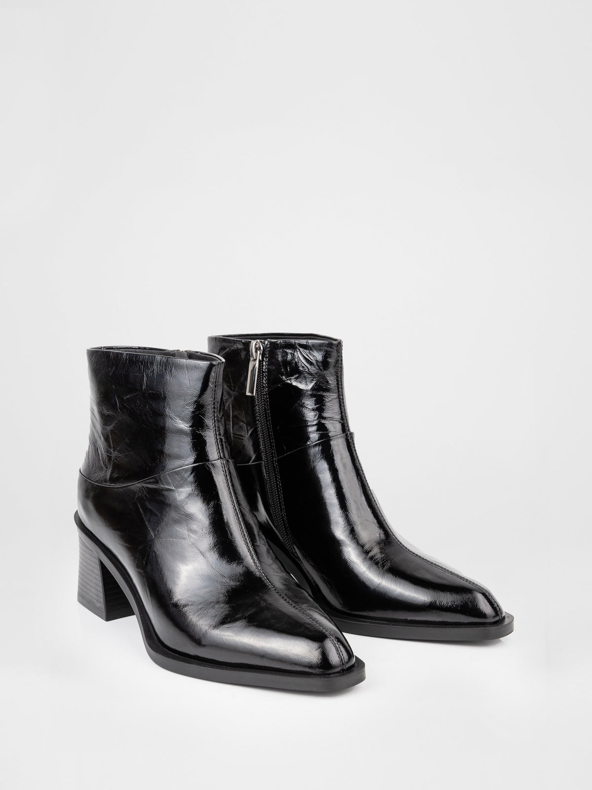Botines de charol negro con tacón geométrico