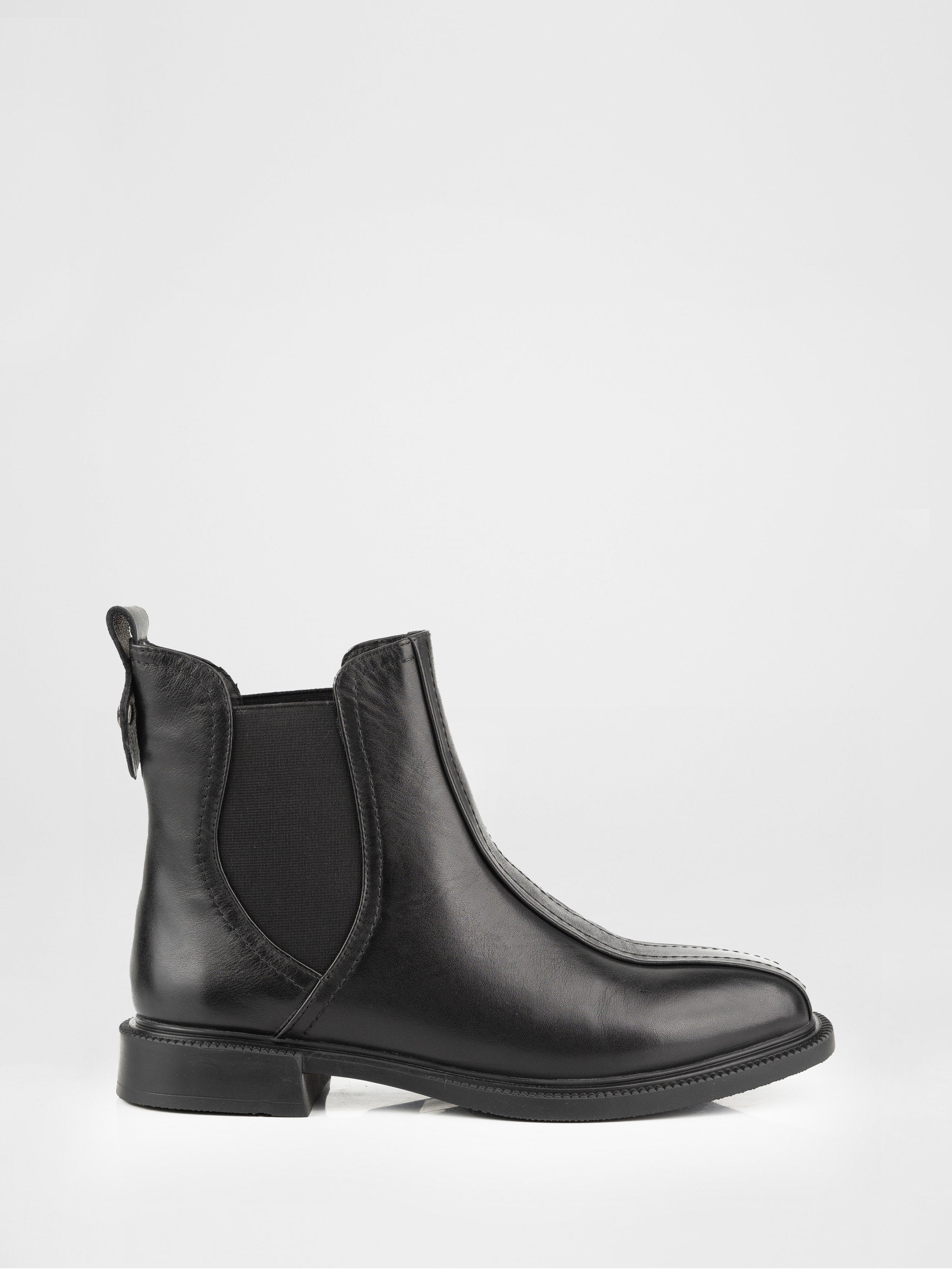 Leather Chelsea boots in black