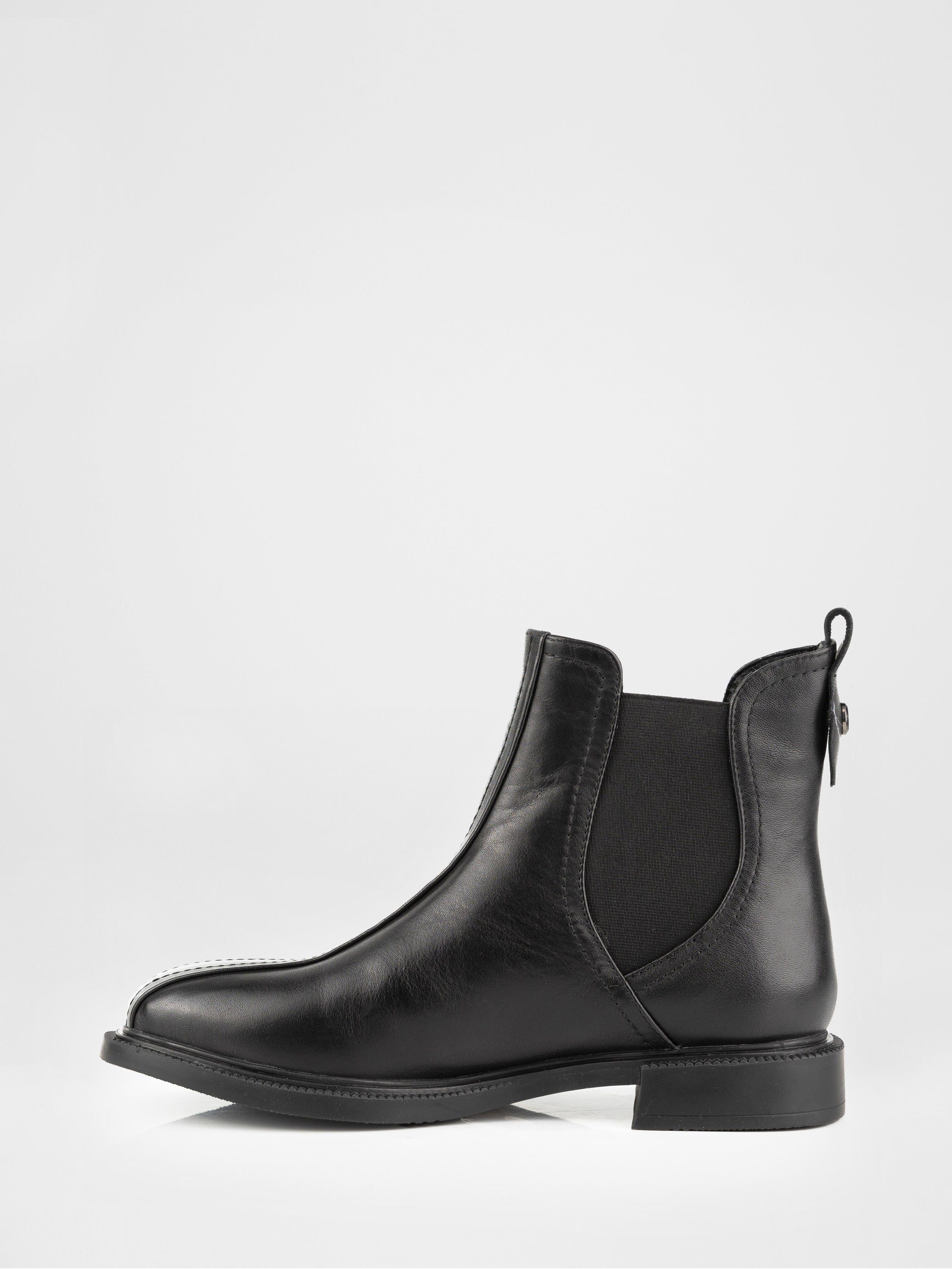 Leather Chelsea boots in black
