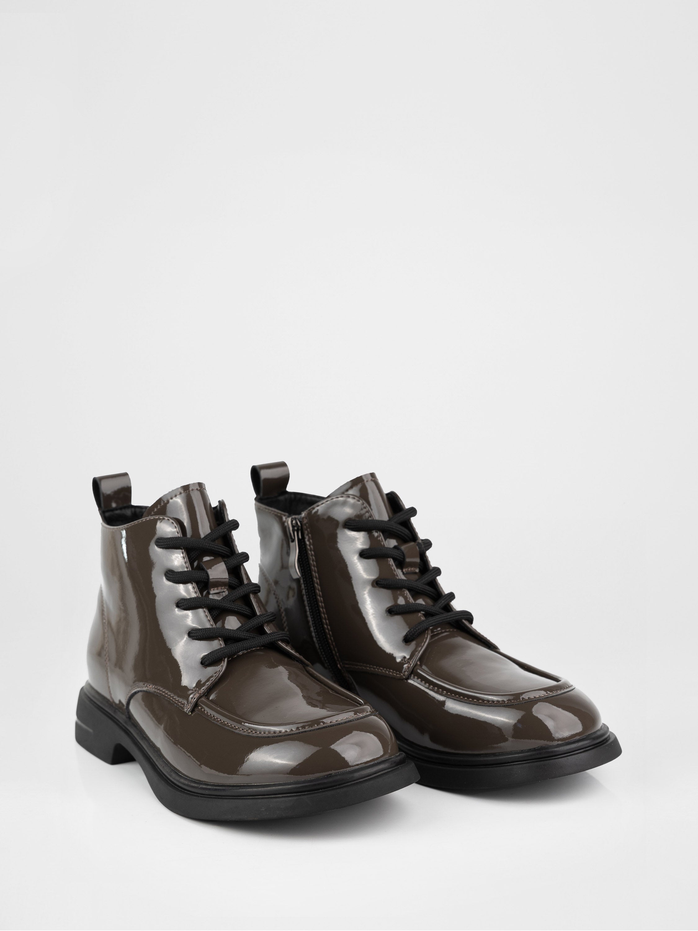 Patent leather boots in gray