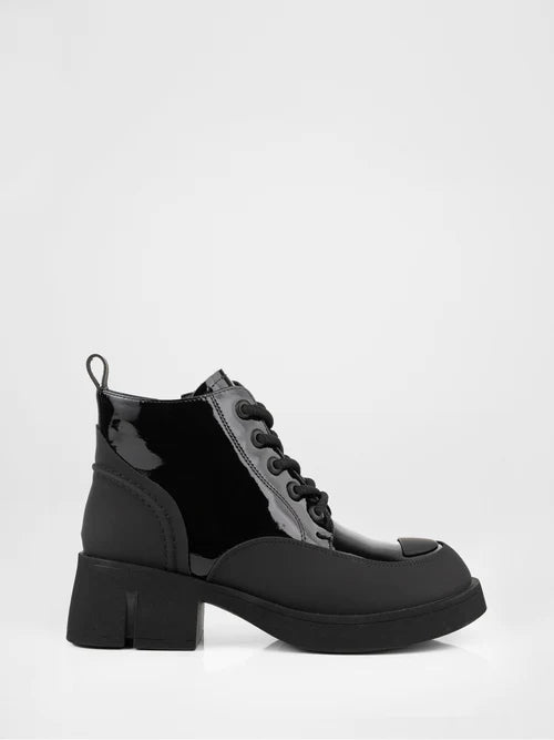 Lace-up boots in black