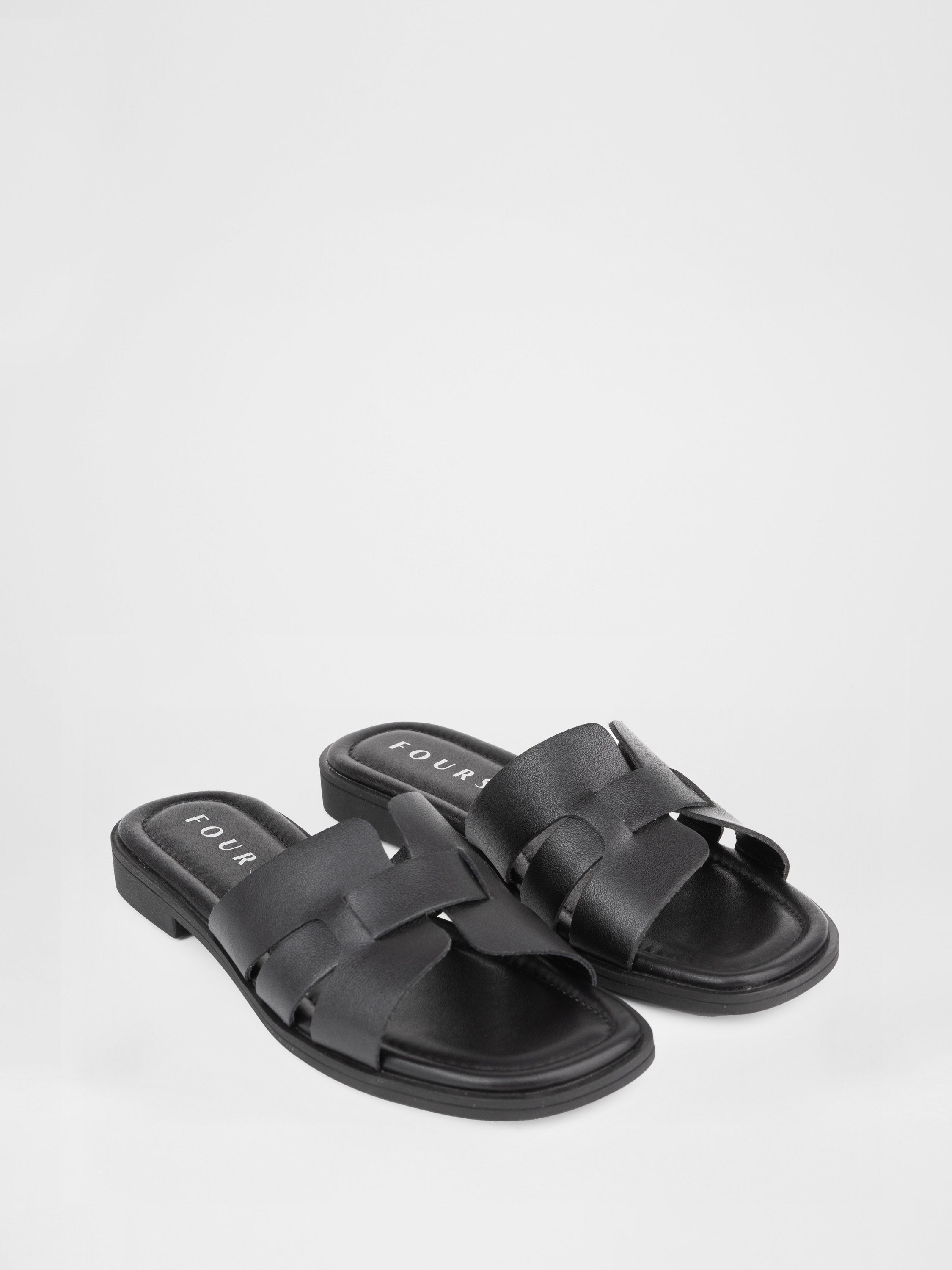 Natural leather clogs in black color