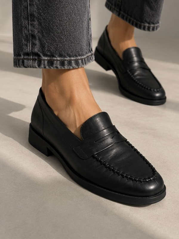 Mocasines de piel negra con antifaz