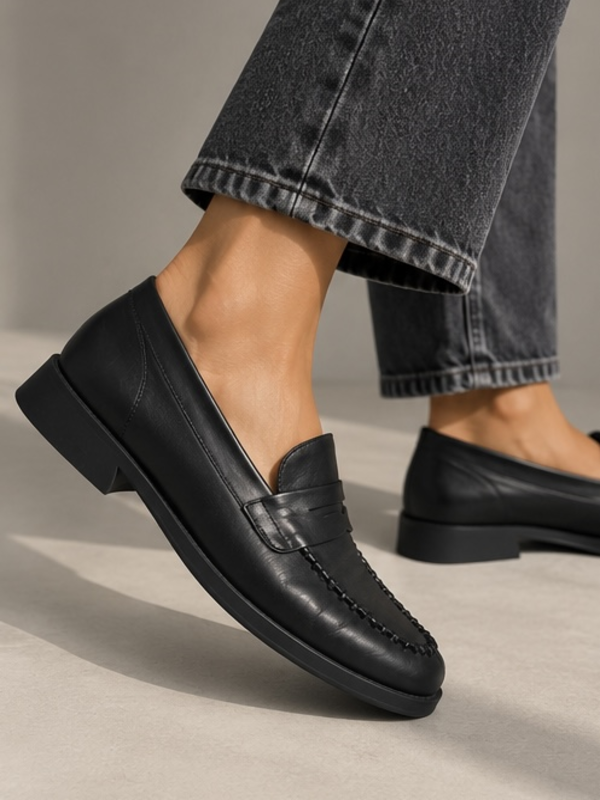 Mocasines de piel negra con antifaz