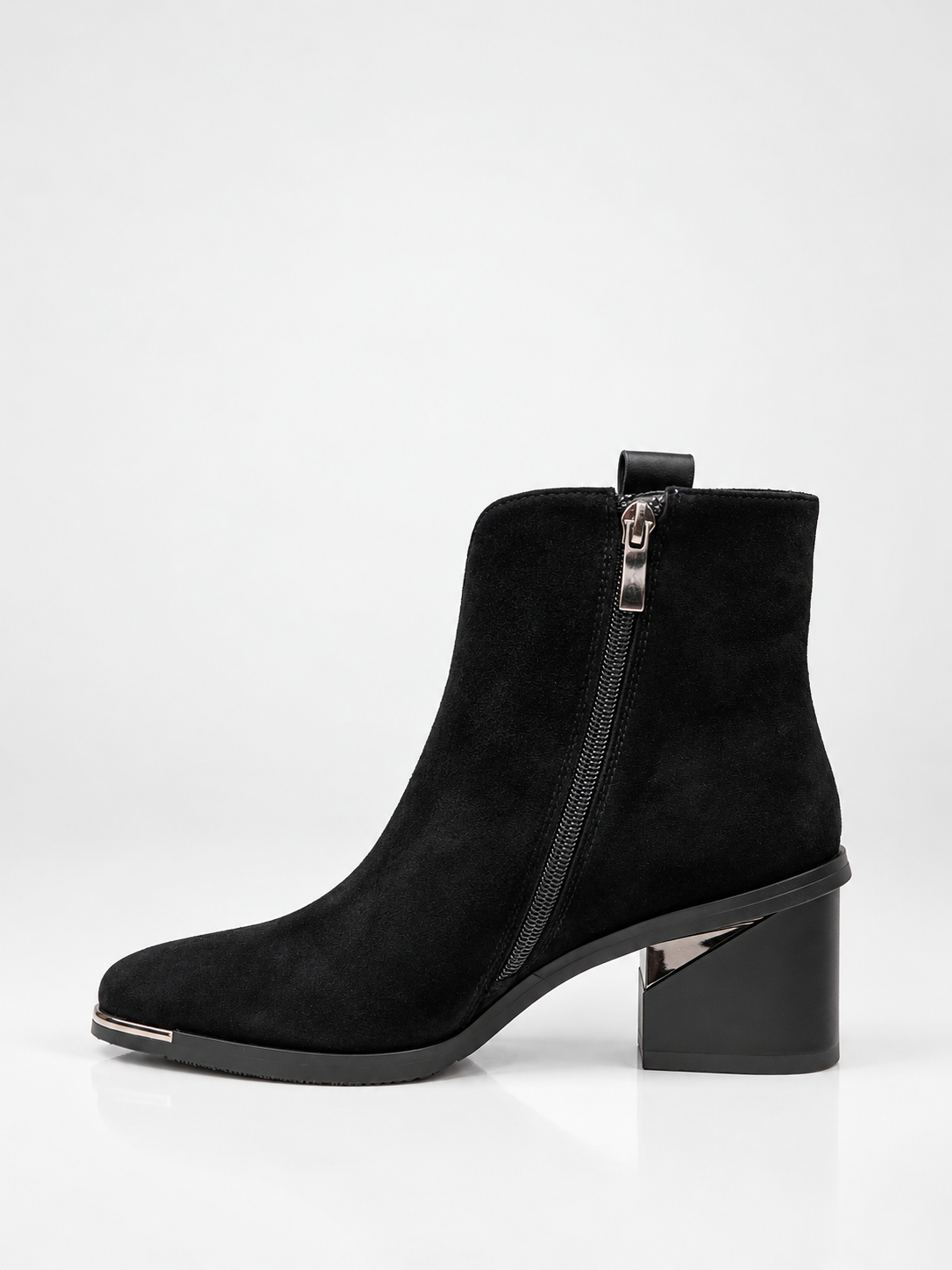 Botines de ante negro con tacón y forro de pelo