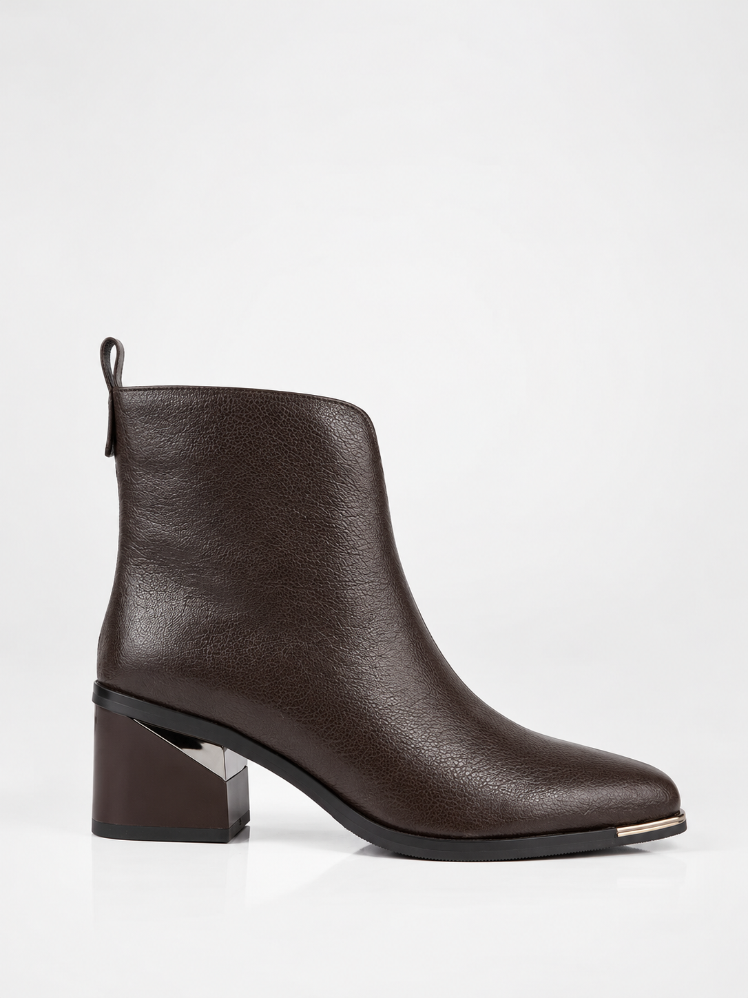 Botines de piel chocolate con tacón geométrico