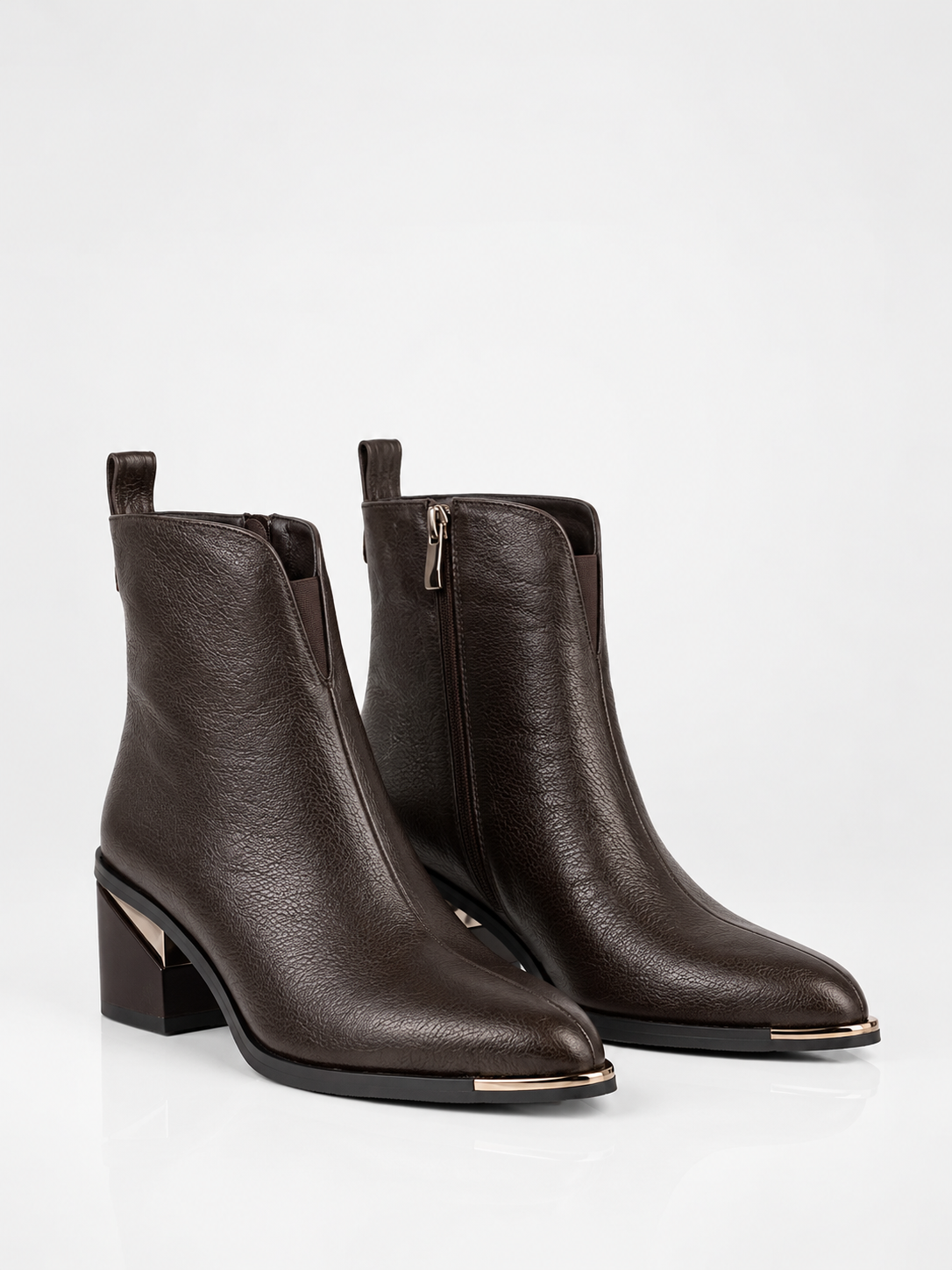 Botines de piel chocolate con tacón geométrico