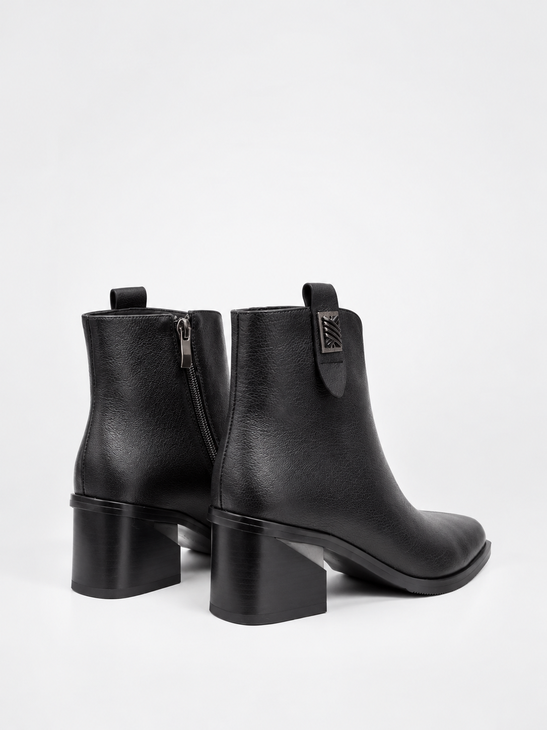 Botines de piel negra con tacón y forro de pelo
