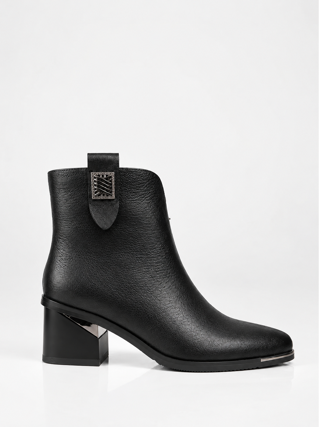 Botines de piel negra con tacón y forro de pelo