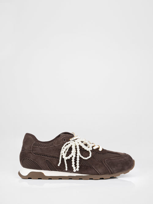 Zapatillas de ante chocolate con detalles en tono perla