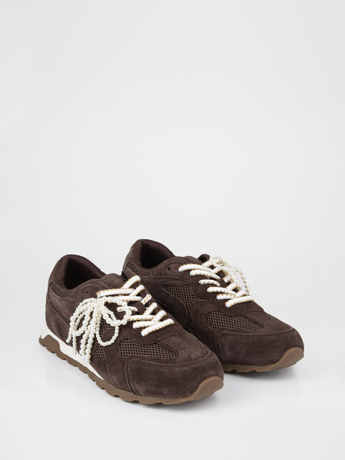 Zapatillas de ante chocolate con detalles en tono perla