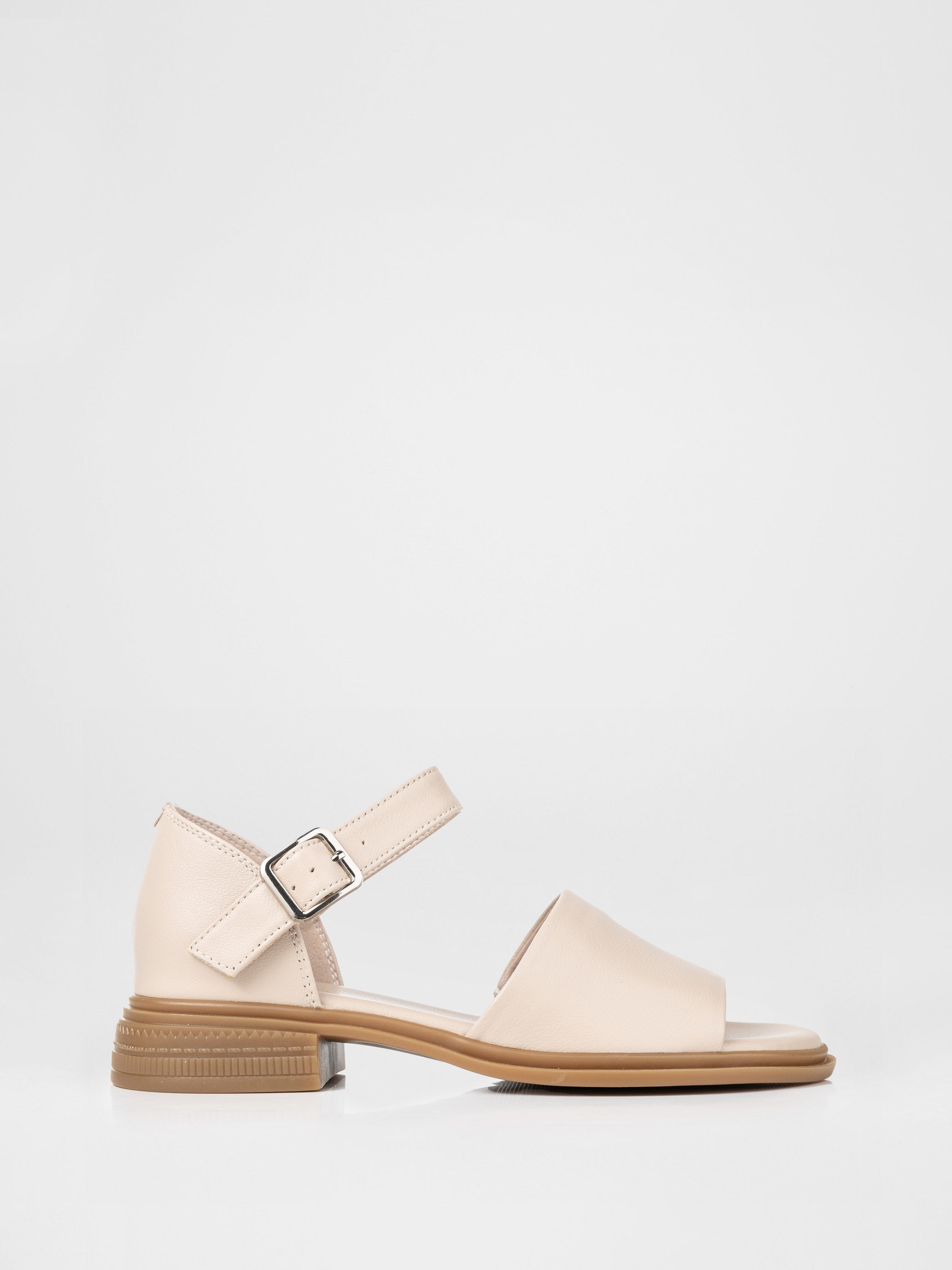 Sandalias de tacón cerrado en color beige