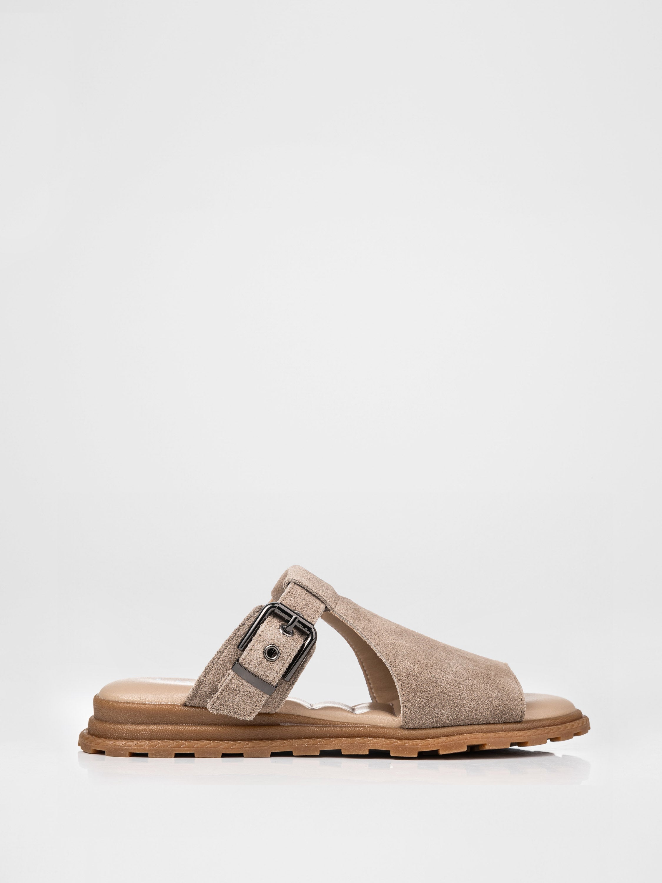 Zuecos de ante beige con detalle de hebilla