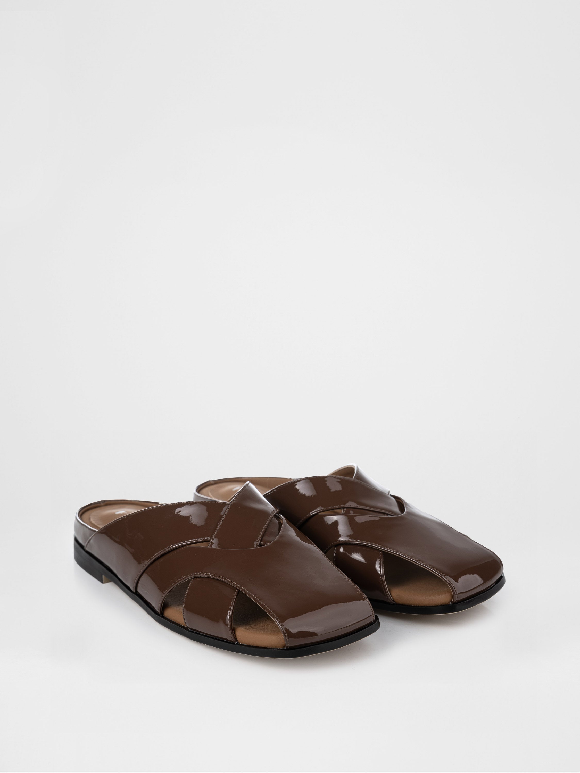 Zuecos de charol color chocolate