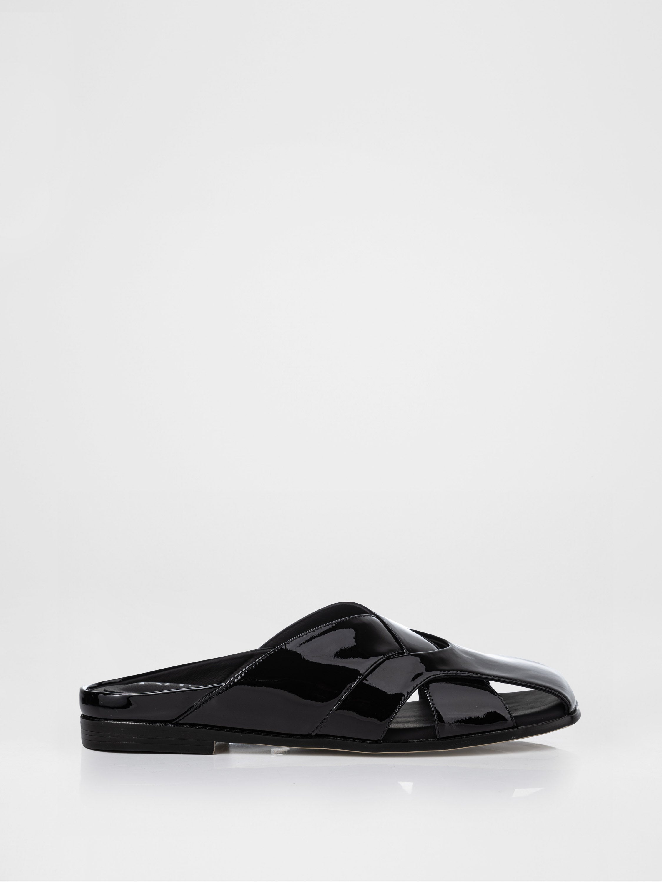 Zuecos de charol negro