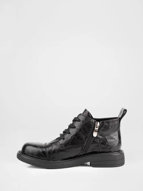 Botas negras con cordones