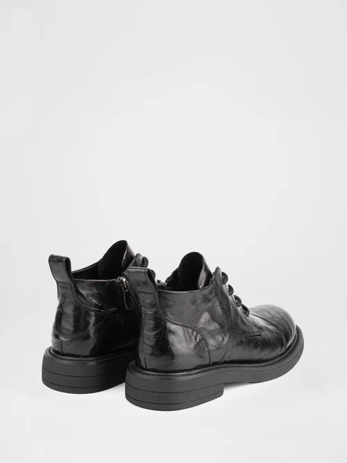 Botas negras con cordones