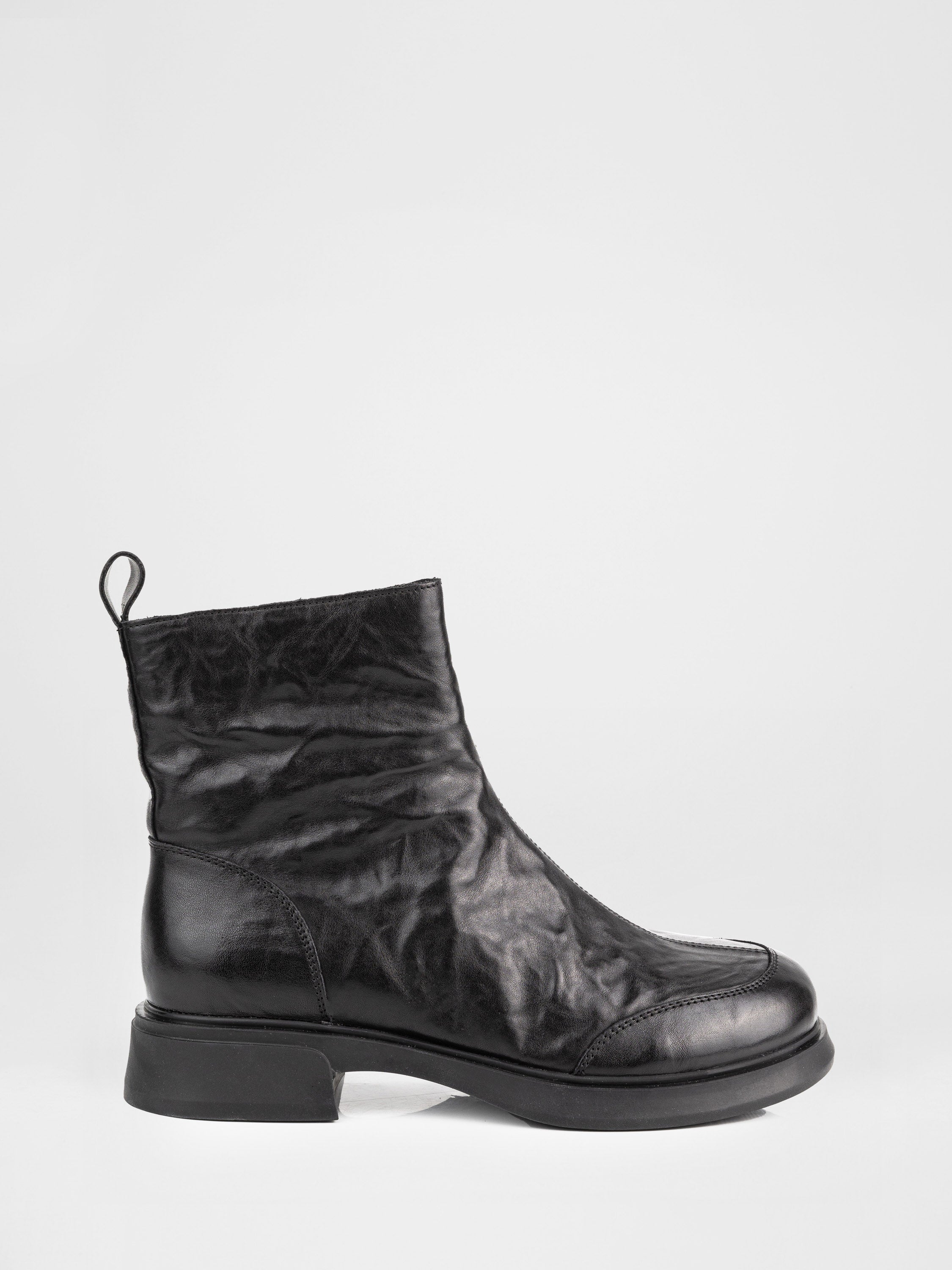 Leather boots in black