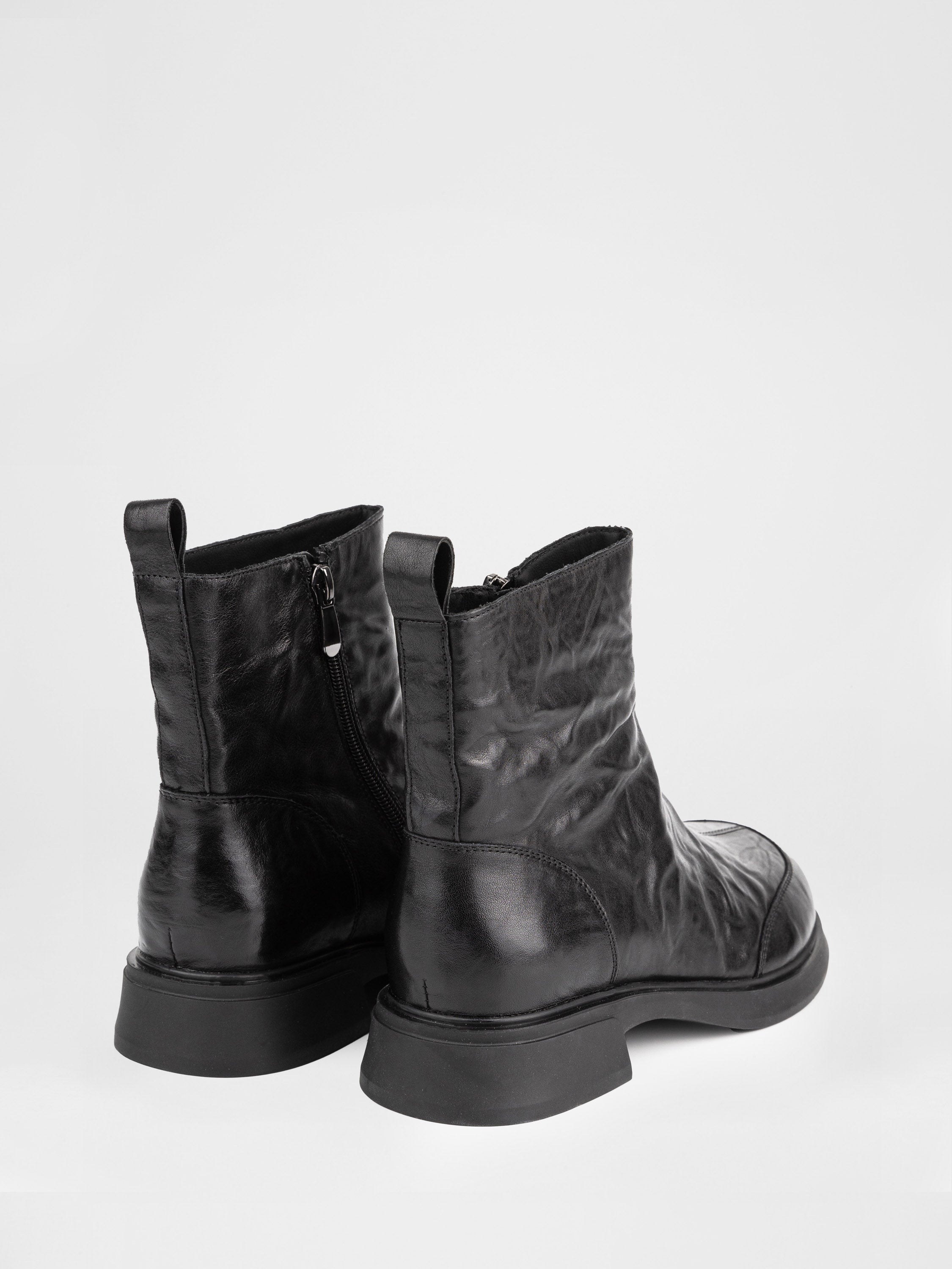 Leather boots in black