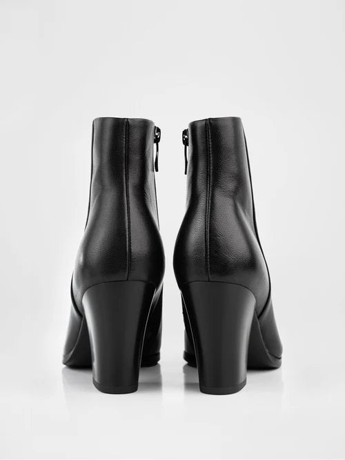 Ankle boots in black