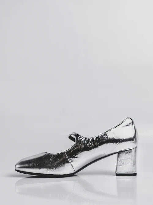 Zapatos con tacones estables en color plata