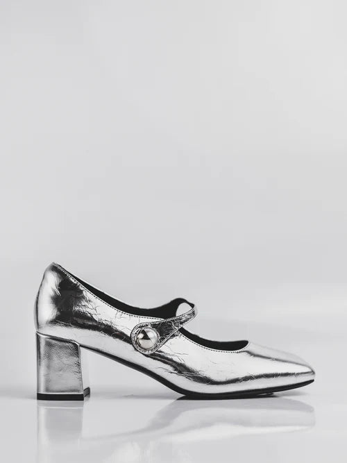 Zapatos con tacones estables en color plata
