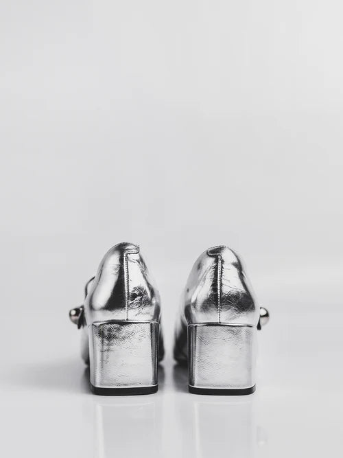 Zapatos con tacones estables en color plata